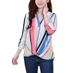 Multi colored striped blouse. ⭐️🌸❄️